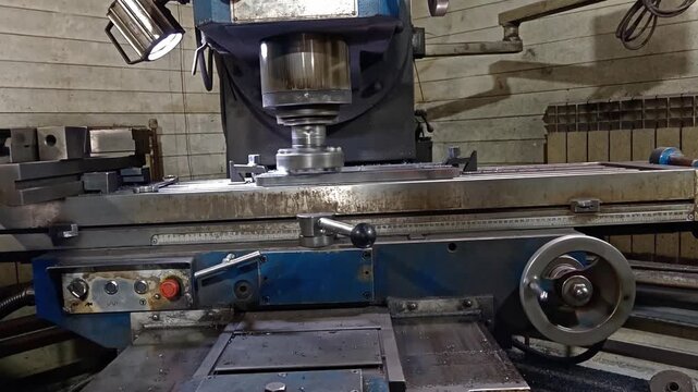 Conventional milling machine with face mill and table controls