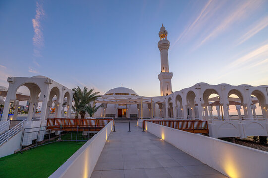 Al Rahmah Mosque (Floating Mosque) stands over the Red Sea on Jeddah Corniche at sunset, showcasing elegant Islamic architecture, ornate patterns and peaceful reflections in Saudi Arabia