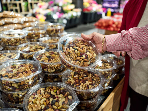 Choosing Nutritious Mixed Nuts at a Market