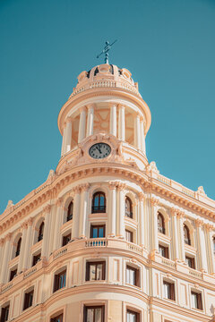 Edificio con c&uacute;pula, reloj y cruz