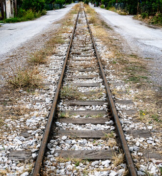 Alter, gerade verlaufender Eisenbahnstrang