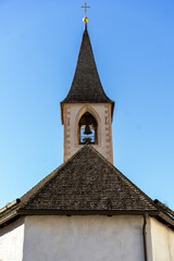 Kirchenturm einer kleinen restaurierten Kirche © Yannik Staubli