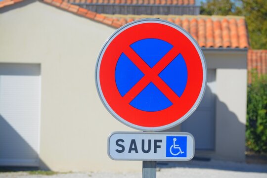 Panneau de signalisation : interdit de s'arr&ecirc;ter sauf pour les handicap&eacute;s.