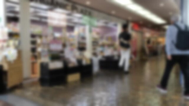 店舗の明かりと人影が広がるショッピングストリートのボケ映像