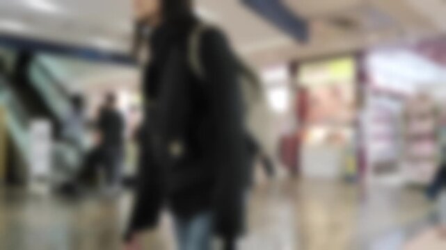 買い物客が行き交うショッピングエリアのアウトフォーカス背景動画