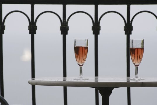 Two glasses sparkling vine