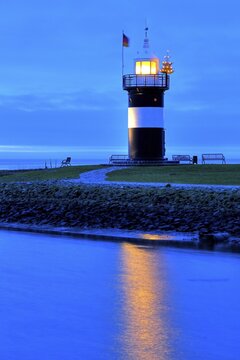 Lighthouse Kleiner Preusse with Christmas tree, Wremen, Land Wursten, Weser estuary, North Sea coast, Lower Saxony, Germany