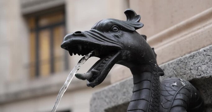 Fontaine en forme de dragon avec de l&rsquo;eau jaillissant de la gueule