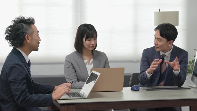 ビジネス会議をする男女