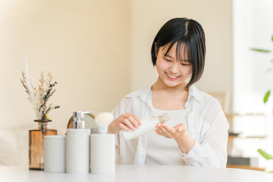 化粧水や乳液でスキンケア,お肌のケアをする中学生,高校生の女の子