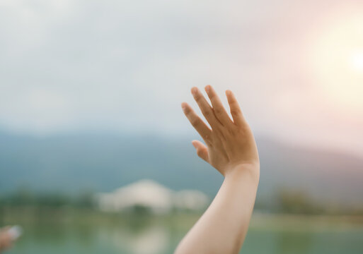  The woman looked at the sun through her hands.
