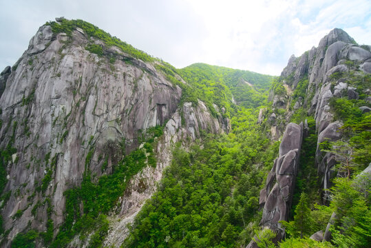 宮城県の大崩山、袖ダキから望む小積ダキとワク塚尾根