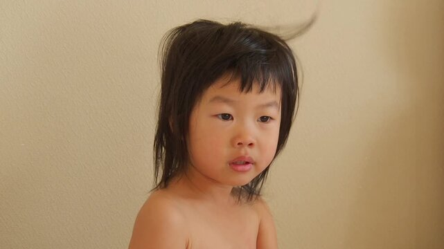家の寝室で起きたばかりの可愛い幼児の子供の姿