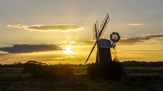 Mutton windmill standing in halvergate marshes at sunset