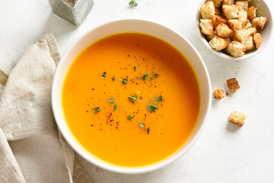 Diet creamy pumpkin soup with thyme