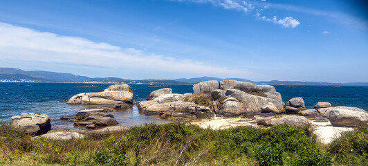 Panoramic view on the island of Arousa (Galicia, Spain), featuring granite rocks and the blue waters of the Atlantic Ocean in the background. © Manoli Pérez