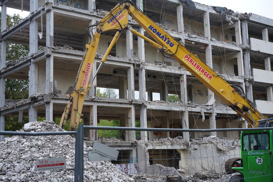 Abrissarbeiten an einem Betongeb&auml;ude mit Komatsu-Longfrontbagger der Firma Perleberger Recycling GmbH in Berlin-Buch am 11.10.2026