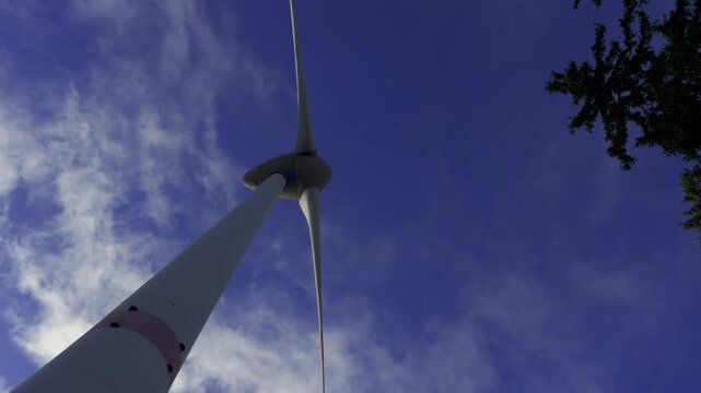 Windpark im Herbst als HDR