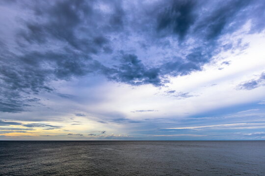 Mare calmo e cielo nuvoloso 