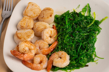  seaweed  with  shrimp and  scallops © dmiller324