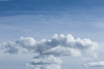 Białe pierzaste chmury na tle niebieskiego nieba © kubikactive