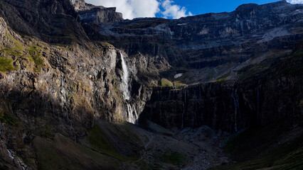 Fototapeta premium scenic view of famous cirque de gavarnie with gavarnie fall in pyrenees national park