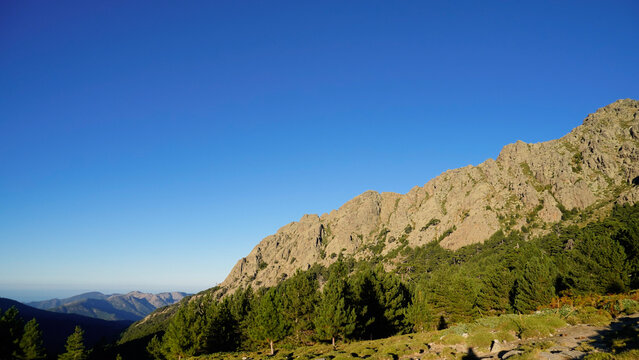 La strada che collega Corte alla costa occidentale della Corsica attraversa panorami di montagna mozzafiato aperti su grandi vallate per poi insinuarsi nello stretto Canyon della Ruda.