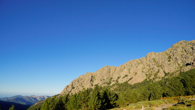 La strada che collega Corte alla costa occidentale della Corsica attraversa panorami di montagna mozzafiato aperti su grandi vallate per poi insinuarsi nello stretto Canyon della Ruda.