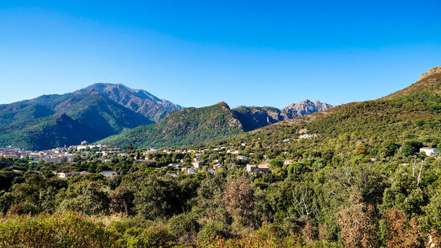 La strada che collega Corte alla costa occidentale della Corsica attraversa panorami di montagna mozzafiato aperti su grandi vallate per poi insinuarsi nello stretto Canyon della Ruda.
