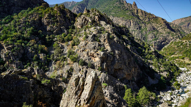La strada che collega Corte alla costa occidentale della Corsica attraversa panorami di montagna mozzafiato aperti su grandi vallate per poi insinuarsi nello stretto Canyon della Ruda.