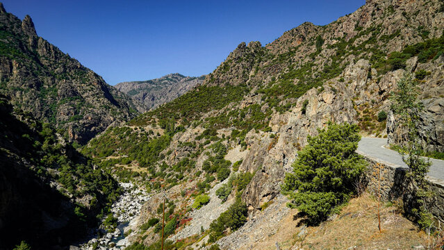La strada che collega Corte alla costa occidentale della Corsica attraversa panorami di montagna mozzafiato aperti su grandi vallate per poi insinuarsi nello stretto Canyon della Ruda.