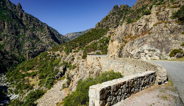 La strada che collega Corte alla costa occidentale della Corsica attraversa panorami di montagna mozzafiato aperti su grandi vallate per poi insinuarsi nello stretto Canyon della Ruda.