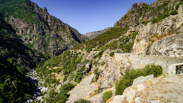 La strada che collega Corte alla costa occidentale della Corsica attraversa panorami di montagna mozzafiato aperti su grandi vallate per poi insinuarsi nello stretto Canyon della Ruda.