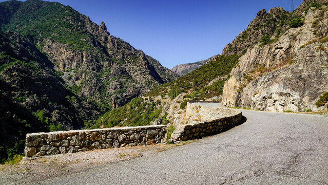 La strada che collega Corte alla costa occidentale della Corsica attraversa panorami di montagna mozzafiato aperti su grandi vallate per poi insinuarsi nello stretto Canyon della Ruda.