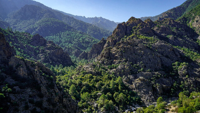 La strada che collega Corte alla costa occidentale della Corsica attraversa panorami di montagna mozzafiato aperti su grandi vallate per poi insinuarsi nello stretto Canyon della Ruda.