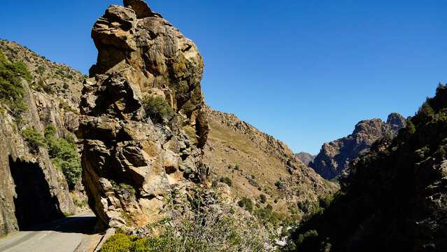 La strada che collega Corte alla costa occidentale della Corsica attraversa panorami di montagna mozzafiato aperti su grandi vallate per poi insinuarsi nello stretto Canyon della Ruda.