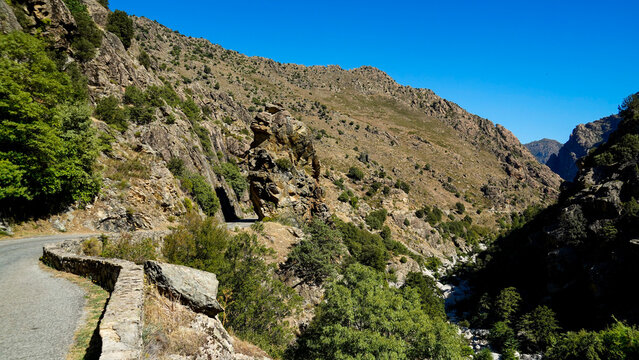 La strada che collega Corte alla costa occidentale della Corsica attraversa panorami di montagna mozzafiato aperti su grandi vallate per poi insinuarsi nello stretto Canyon della Ruda.