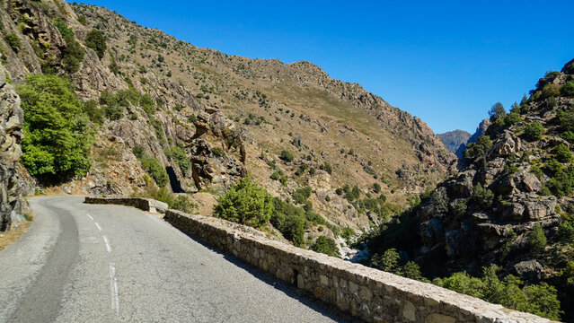 La strada che collega Corte alla costa occidentale della Corsica attraversa panorami di montagna mozzafiato aperti su grandi vallate per poi insinuarsi nello stretto Canyon della Ruda.