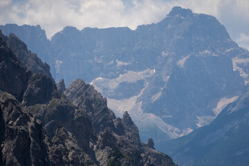 Fototapeta premium beautiful scenery of a mountain landscape under the sunlight