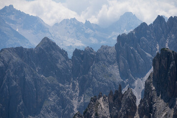 Fototapeta premium beautiful scenery of a mountain landscape under the sunlight
