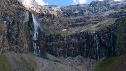 Fototapeta premium scenic view of famous cirque de gavarnie with gavarnie fall in pyrenees national park