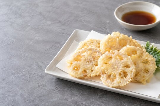 薄い衣で揚げたれんこんの天ぷらと天つゆ