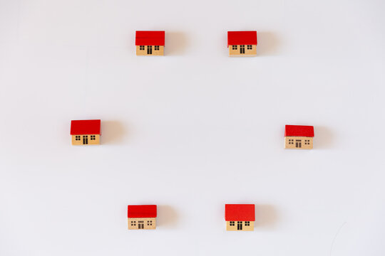丸く並んだ家のミニチュア、コミュニティ ネットワーク 地域社会 つながりのイメージ
