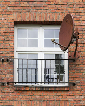 Altes Haus aus Backstein in Danzig, Gdansk mit Fenster und einer maroden Satellitensch&uuml;ssel