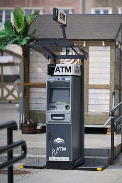 ATM Geldautomat zum Geld abholen f&uuml;r ausl&auml;ndische Touristen in der Innenstadt von Danzig, Gdansk in Polen