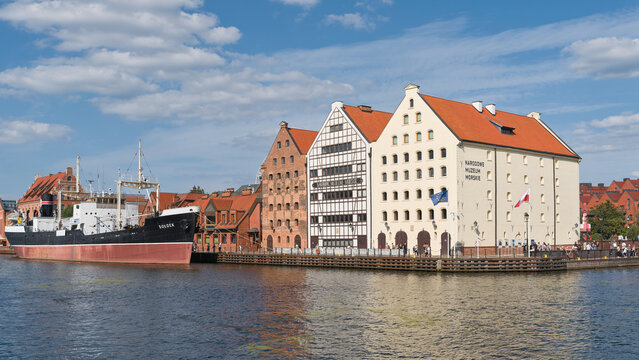 Das nationale maritime Museum, Narodowe Muzeum Morskie, in ehemaligen Speicherh&auml;usern und das Museumsschiff Soldek im Hafen von Danzig, Gdansk in Polen