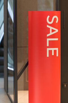 Der Schriftzug Sale an der Eingangst&uuml;r zu einem Gesch&auml;ft f&uuml;r Bekleidung 