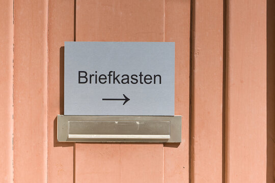 ein Hinweisschild mit der deutschen Aufschrift Briefkasten und einem Richtungspfeil bittet um die Benutzung eines anderen Briefkastens