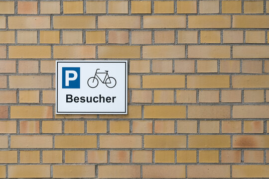 Hinweisschild f&uuml;r Parkpl&auml;tze f&uuml;r Fahrr&auml;der an der Hauswand einer Beh&ouml;rde in Deutschland