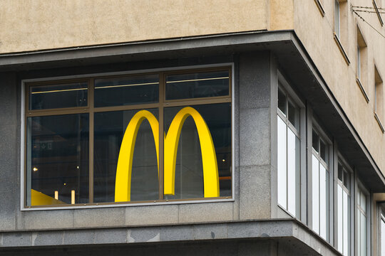 Werbung am Fenster einer  Mc Donalds Filiale in der Innenstadt von Prag in der Tschechischen Republik